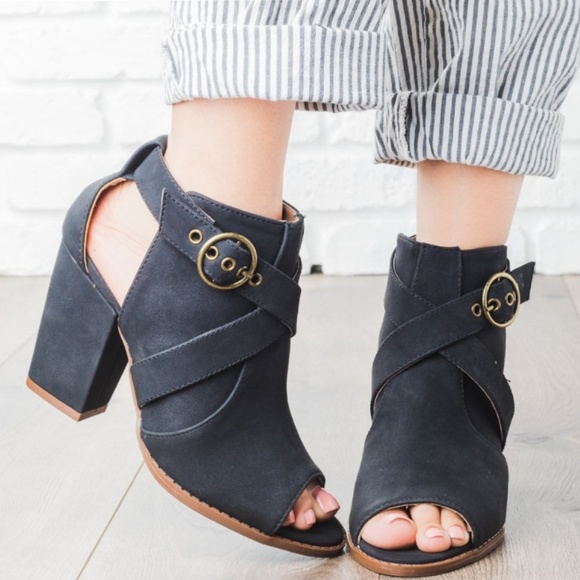 ❤last pairs❤CHIC CRISS CROSS BOOTIE HEELS - Picture 2 of 3